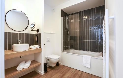 昂热Odalys City Angers Centre Gare的一间带水槽、卫生间和镜子的浴室