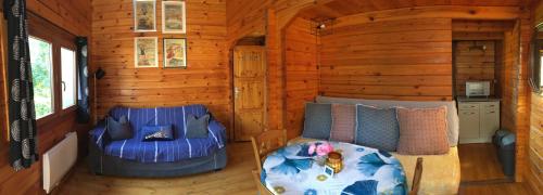 ClaisChalet à la campagne的小木屋的客厅配有沙发
