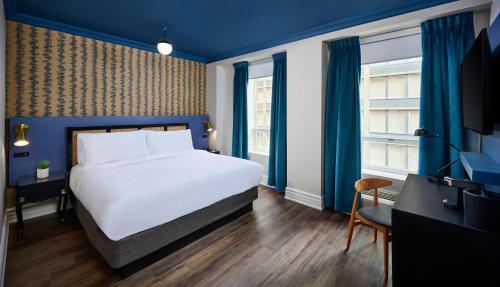 多伦多维多利亚酒店的一间酒店客房,配有一张床和一台电视