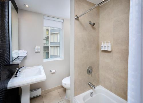 多伦多维多利亚酒店的一间带水槽、卫生间和淋浴的浴室