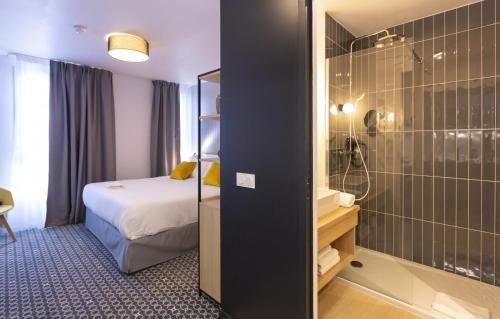 勒阿弗尔Odalys City Le Havre Centre Les Docks的酒店客房配有一张床和淋浴