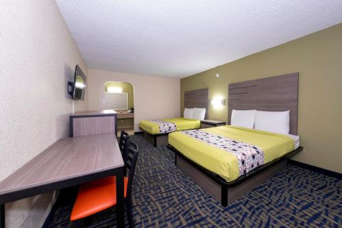 墨尔本西墨尔本经济旅馆的酒店客房配有两张床和一张书桌