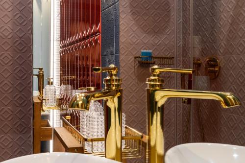 克拉科夫Estery Colourful Luxury Apartment的一间带两个水槽和两个水龙头的浴室
