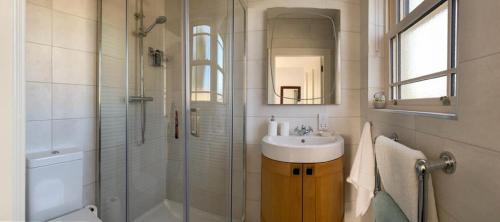 恩尼斯基林Radharc Na Cuilcagh的浴室配有盥洗盆、淋浴和盥洗盆。