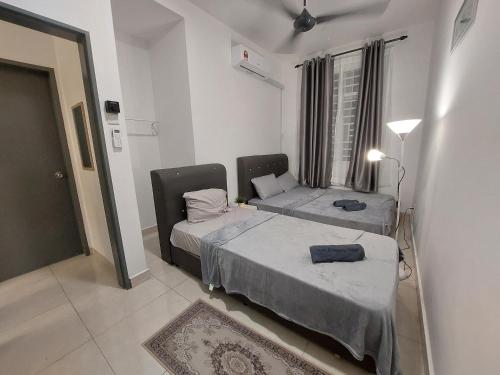 汝来Anis Homestay Nilai的一间卧室设有两张床、一张沙发和一个窗口