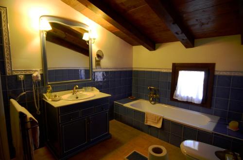特拉马卡斯蒂利亚圣安娜旅馆的一间带水槽、浴缸和镜子的浴室
