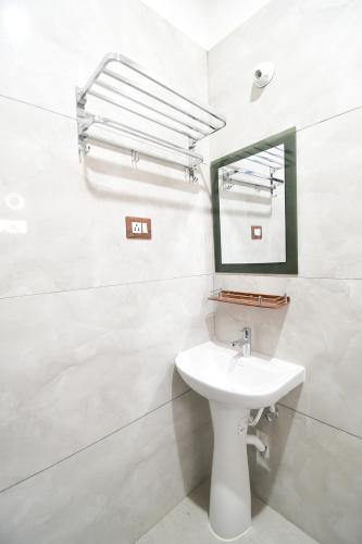 布巴内什瓦尔HOTEL SUSHREE INTERNATIONAL的白色的浴室设有水槽和镜子