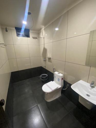 KondottiRedbell Suites Kizhisseri的浴室配有白色卫生间和盥洗盆。