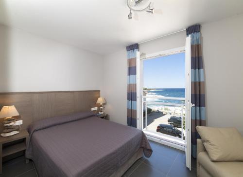 阿尔加约拉圣约瑟夫酒店的一间卧室配有一张床,享有海景