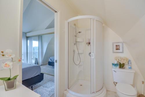 马里波萨Mariposa Home with Furnished Patio and Sierra Mtn Views的带淋浴和卫生间的浴室以及1张床。