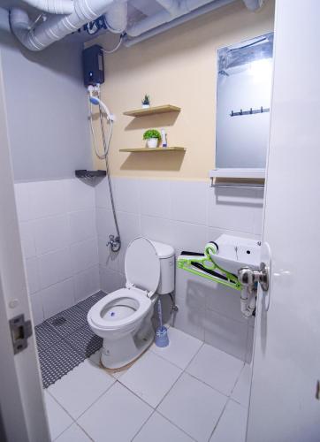 马尼拉GoldMine Staycation的一间带卫生间和水槽的浴室