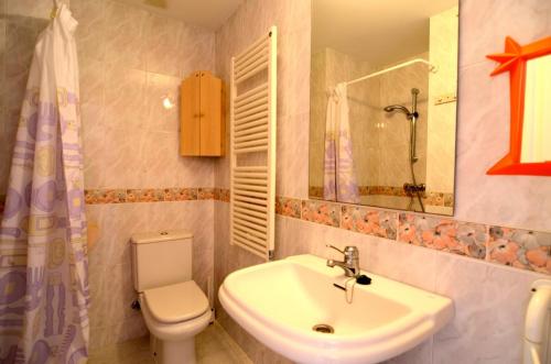 帕尔斯Puig sa Guilla 1C B3的浴室配有白色水槽和卫生间。