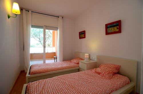 帕尔斯Puig sa Guilla 1C B3的一间卧室设有两张床和窗户。