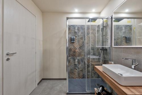 维纳利亚瑞勒Casa RIGOLA by Apartments To Art的带淋浴和盥洗盆的浴室