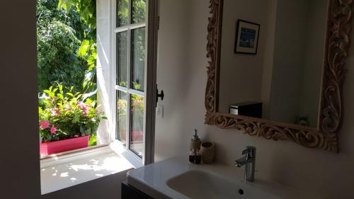阿姆博斯Villa Mary的一间带水槽和镜子的浴室以及窗户。