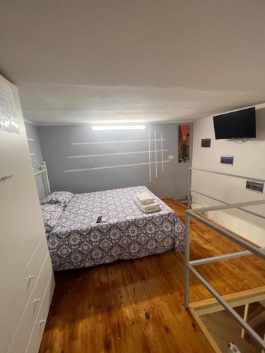 那不勒斯Casa Basile 15的一间小卧室,卧室内配有一张床铺