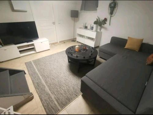 厄勒布鲁Remarkable 1-Bed Apartment in Orebro的带沙发和咖啡桌的客厅