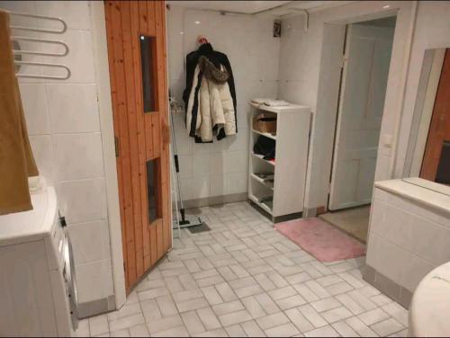 厄勒布鲁Remarkable 1-Bed Apartment in Orebro的一间带步入式衣柜和门的浴室