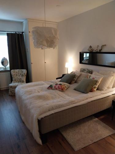 拉赫蒂Villa Helena的一间带一张大床的卧室,位于带窗户的房间内