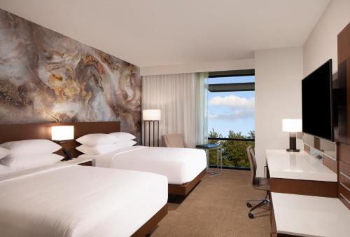 绍斯莱克Delta Hotels by Marriott Dallas Southlake的酒店客房配有两张床和一张书桌