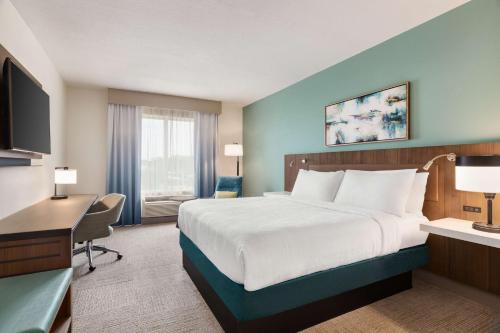 休斯顿休斯敦能源走廊希尔顿花园酒店的酒店客房设有一张大床和一张书桌。
