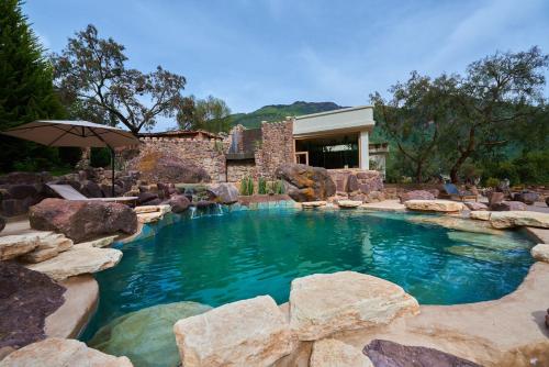 卡尔卡CASA RAIZ Handmade House Luxury Stay的后院的岩石游泳池