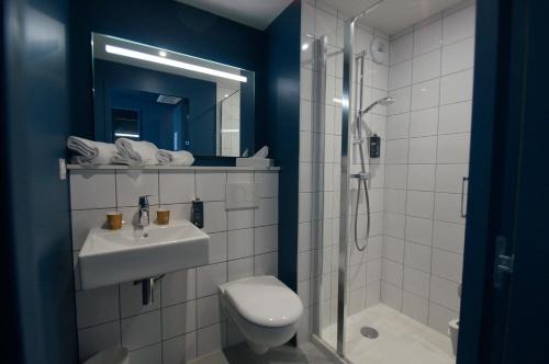卢代阿克ibis budget Loudéac Vélodrome的浴室配有卫生间、盥洗盆和淋浴。