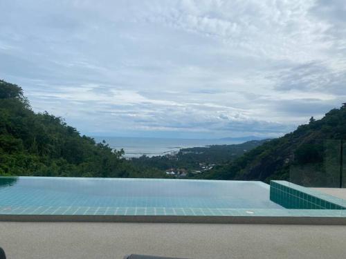 苏梅岛Villa Staring at the sea 3/4 ch jacuzzi piscine的大型海景游泳池