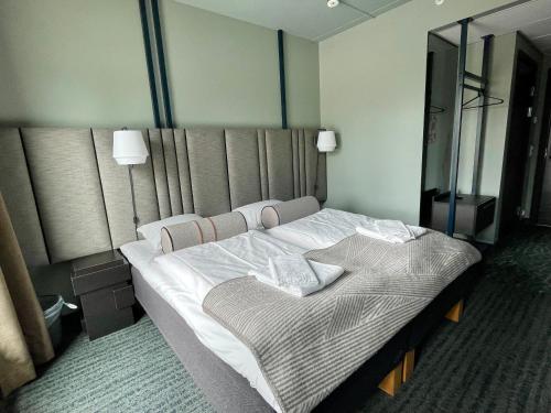 GaustablikkGausta View Lodge的卧室配有一张白色大床