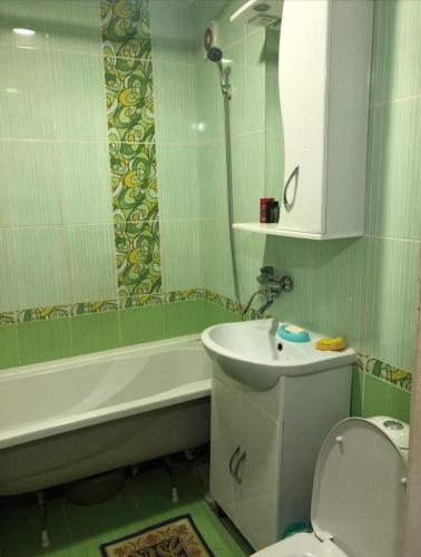 阿克托比1 комн. квартира на Есет батыра的浴室配有盥洗盆、卫生间和浴缸。