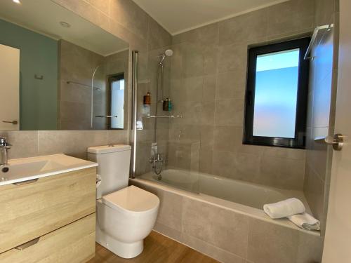 卡达韦多La Reserva de Los Campos的浴室配有卫生间、浴缸和水槽。