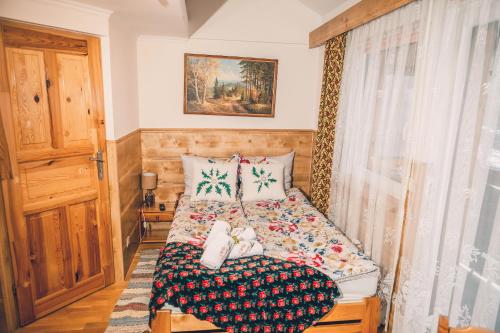拉布卡Willa Szarotka的一间小卧室,配有床和窗户