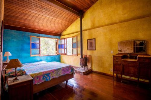 贡萨尔维斯Sitio Tahiupara的一间卧室配有一张床、一张桌子和一个水槽