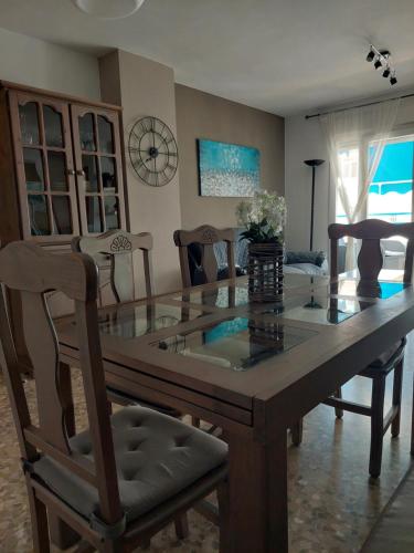 阿尔加罗沃Seaside romantic apartment的一间设有玻璃桌和椅子的用餐室