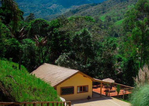 圣安东尼奥-杜皮尼亚尔Go Organic Club - Santo Antônio do Pinhal SP, Brasil的山中的一个黄色小房子