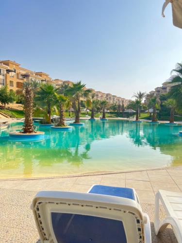 开罗Ultra Luxury 3BR with Pools ,Sports ,Dining in Gated compound, Close to all sites的游泳池前的电脑显示器