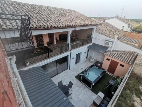 CASA BOUTIQUE LOS MONEGROS的享有带游泳池的房屋的空中景致