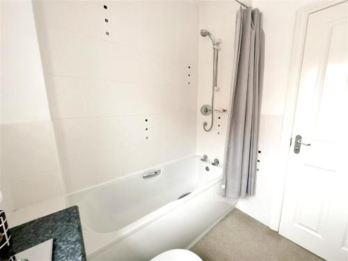 利兹Cheerful two-bedroom townhouse near Leeds and York的一间带浴缸和淋浴的浴室