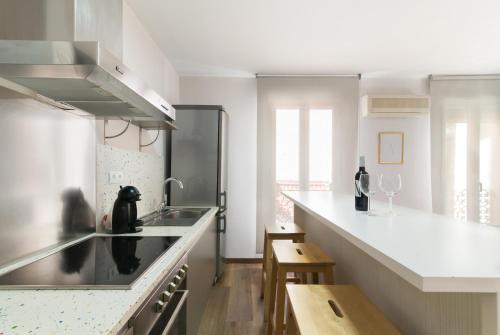 马德里玫瑰中心公寓的厨房配有水槽和台面