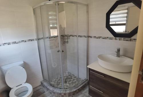 比勒陀利亚Lasev Resort的带淋浴、卫生间和盥洗盆的浴室