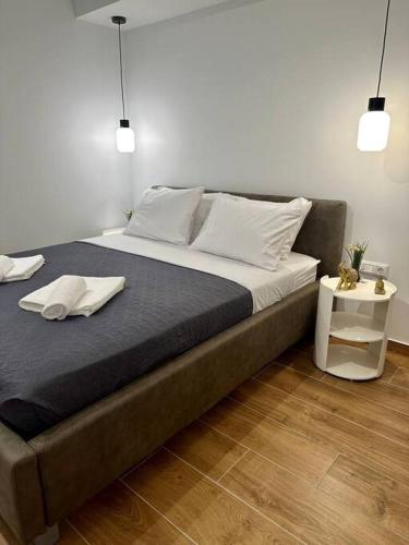 比雷埃夫斯Moschato Stylish Home 1 vipgreece的卧室内的一张大床,配有2条毛巾