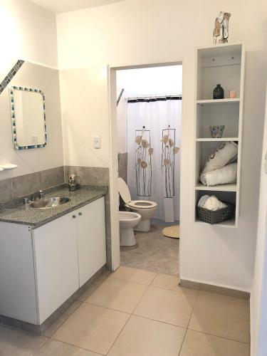 里奥塞瓦约斯Complejo Los Aromitos 1的一间带卫生间、水槽和镜子的浴室