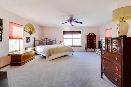 阿尔伯克基Albuquerque Home with Spacious Yard and Fire Pit!的一间卧室配有一张床、梳妆台和吊扇