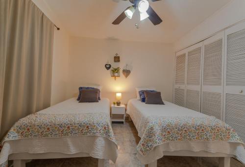 奇瓦瓦Casa Elefante hermosa y Centrica的一间卧室配有两张床和吊扇