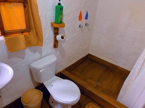 伊瓦拉PONDOWASI LODGE的一间带卫生间和水槽的浴室