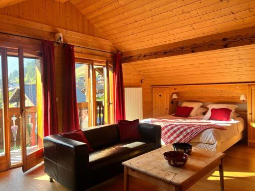 莫尔济讷雪之花酒店的一间卧室配有一张床、一张沙发和一张桌子