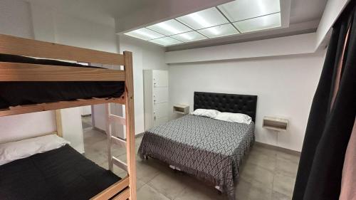 卡塔马卡NORTE HOSTEL的宿舍间设有两张双层床和一扇窗户。