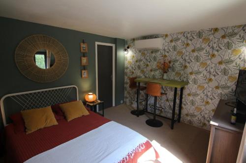 索沃泰尔joli studio indépendant avec kitchenette的一间卧室配有一张床和镜子