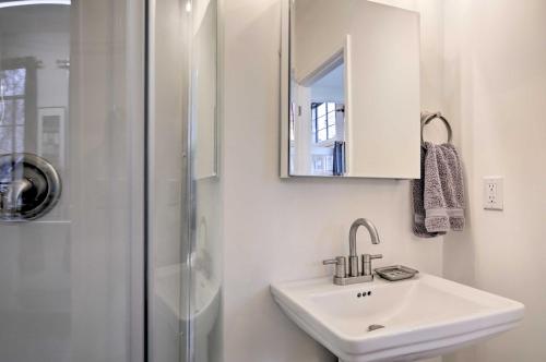 查塔努加Cozy Artists Cottage 3 Mi to Lookout Mtn!的白色的浴室设有水槽和淋浴。