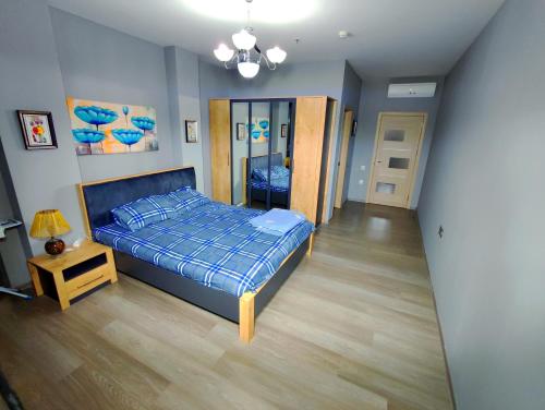 巴库Апартаменты у моря - в "Green City RESORT"的一间卧室配有一张带蓝色棉被的床